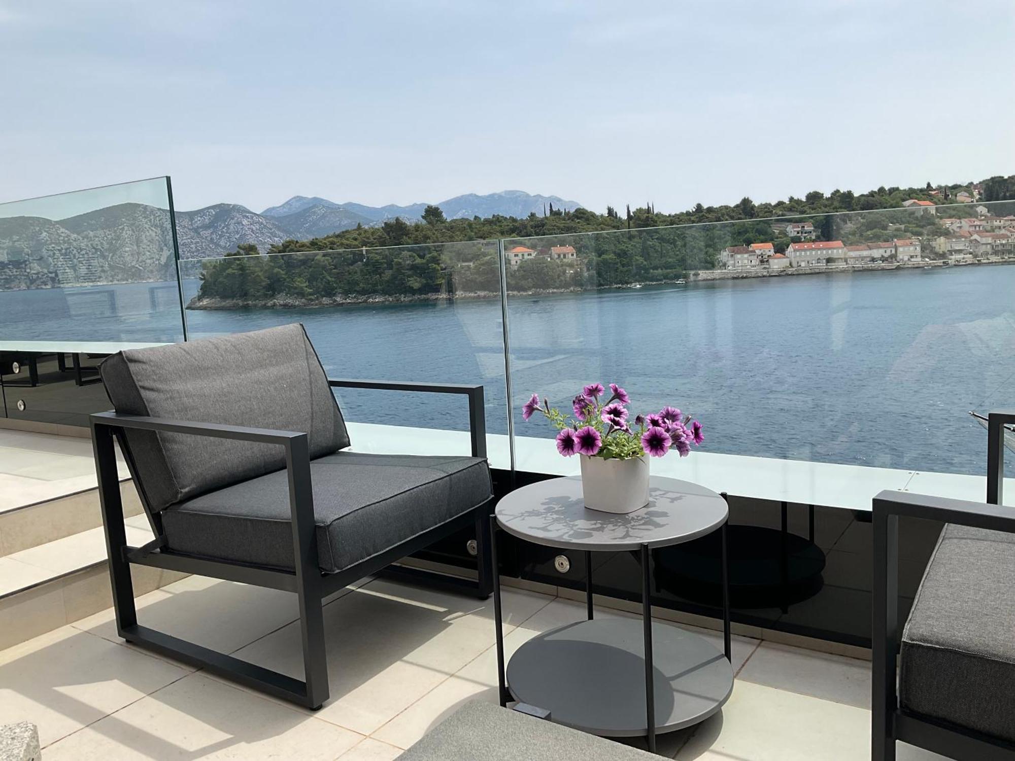 High View-A Seaside Villa With Huge Jacuzzi Račišće エクステリア 写真